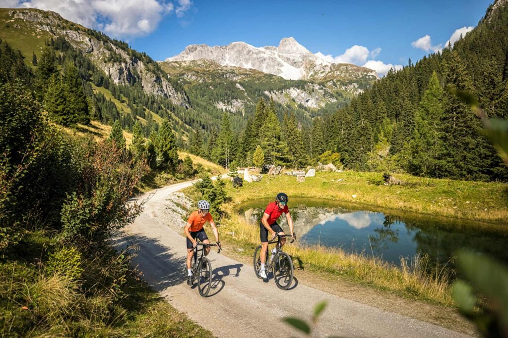 2 Radfahrer mit ihrem Gravelbike auf einem Radweg im Salzburger Land