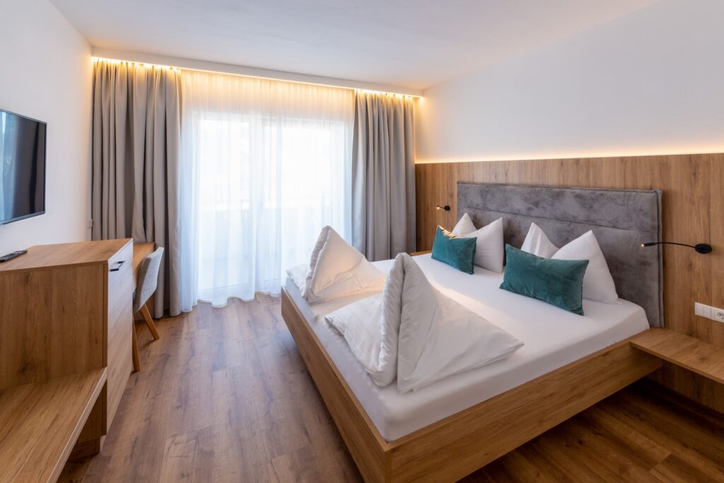 Schlafzimmer mit TV des Appartements Bergbalance