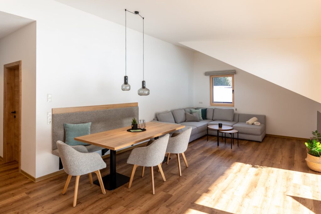 Essbereich mit gemütlicher Couch im Appartement Bergbalance der Ski & Bike Appartements Altenmarkt im Pongau