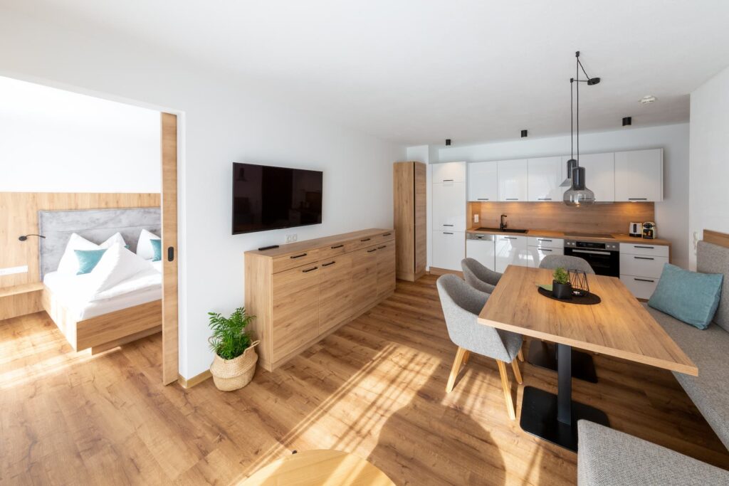 Wohn- und Essbereich des Appartement Berglust in Altenmarkt im Pongau mit angrenzenden Schlafzimmer