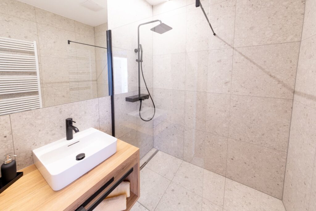 Badezimmer mit Dusche und Waschbecken im Appartement Bergbalance