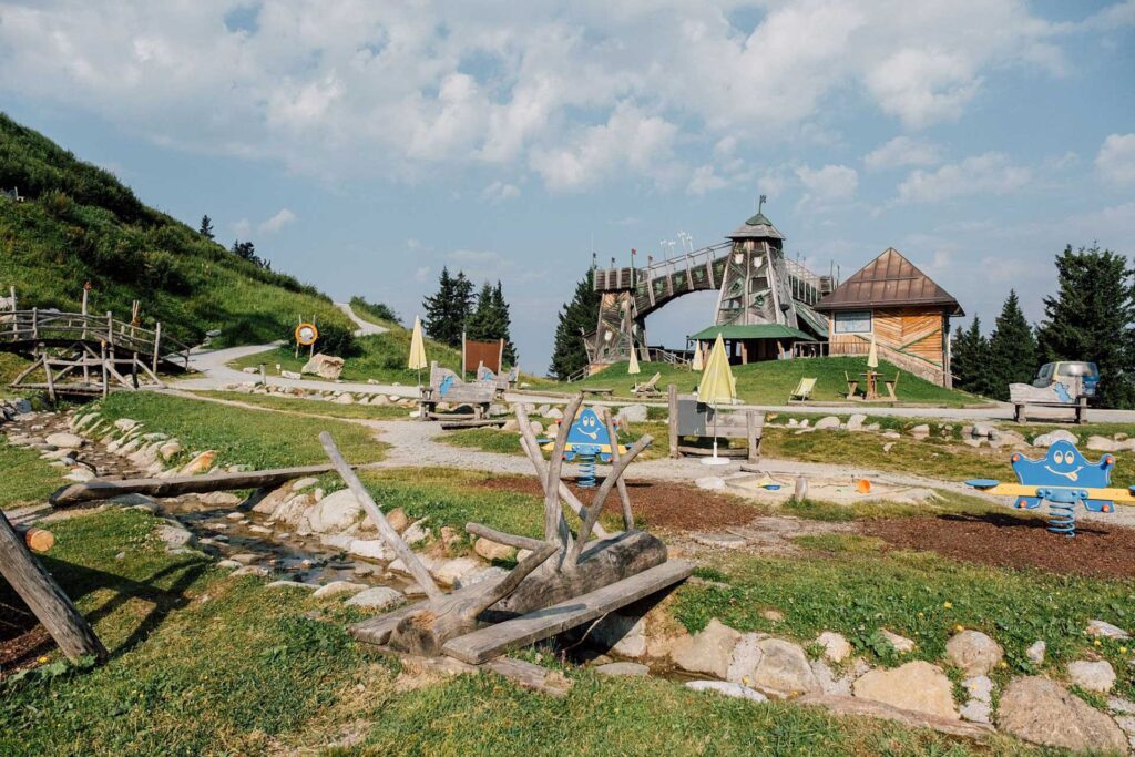 Das Geisterdorf am Geisterberg im Alpendorf St. Johann im Pongau nur ein paar Fahrminuten entfernt von Altenmarkt-Zauchensee