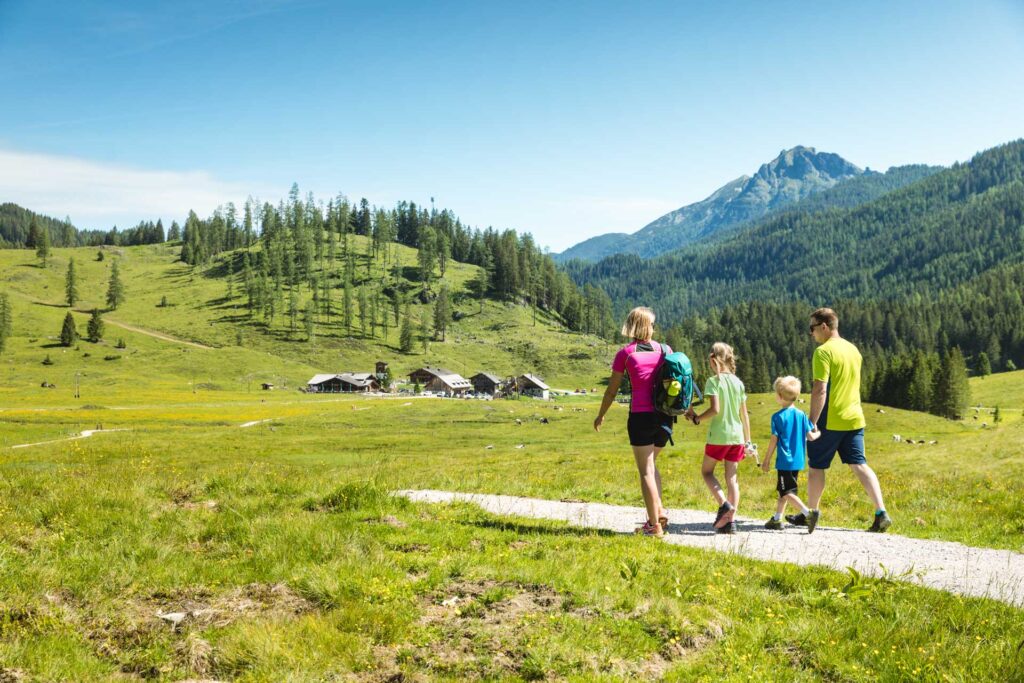 Eine Familie auf den Rundweg auf der Gnadenalm in Obertauern, ein lohnenswertes Ausflugsziel im Salzburger Land