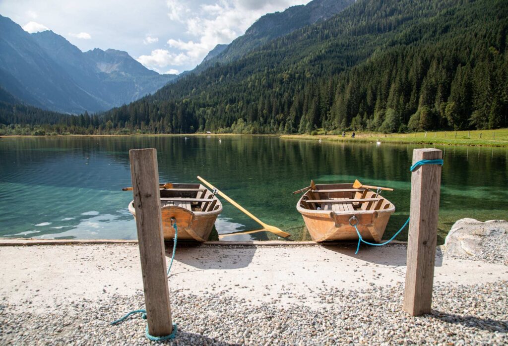 Die Bootsanlegestelle am Jägersee in Kleinarl. Einem tollen Ausflugsziel während des Sommerurlaubs in Altenmarkt-Zauchensee