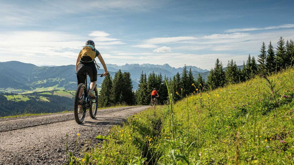 2 Radfahrer mit ihrem Mountainbike auf einer Strecke nach Altenmarkt-Zauchensee
