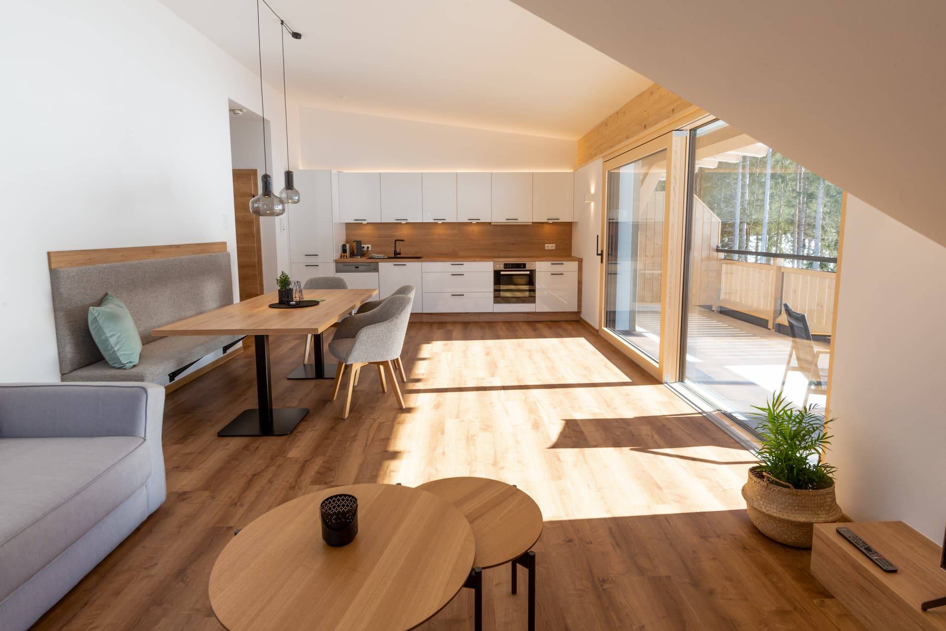Wohn- und Essbereich inklusive Küchenzeile des Appartements Bergbalance