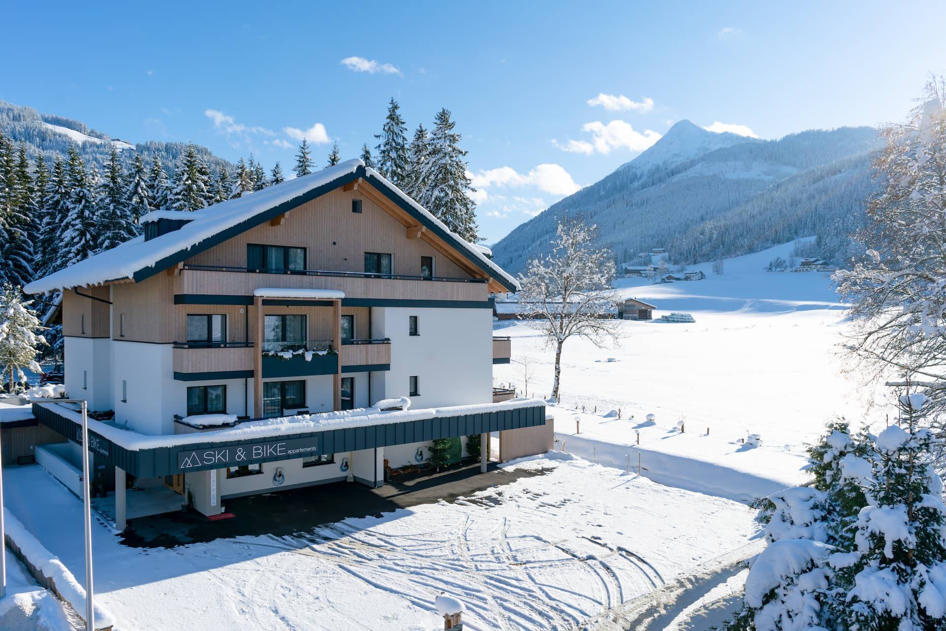 Ski & Bike Appartements Altenmarkt-Zauchensee im Winter mit Blick auf den verschneiten Berg Lackenkogel