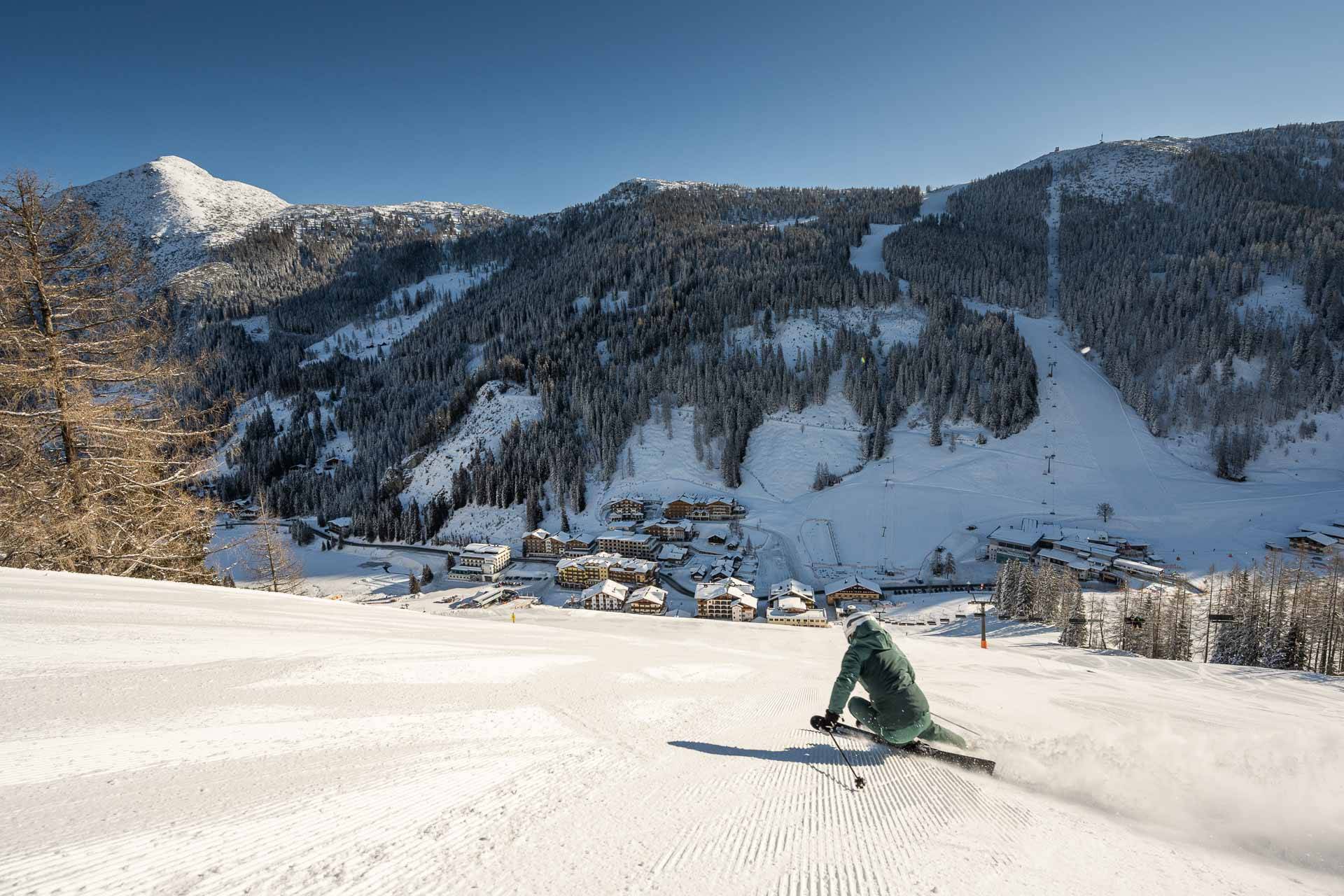 Ein Skifahrer bei der Talfahrt in den Wintersportort Zauchensee