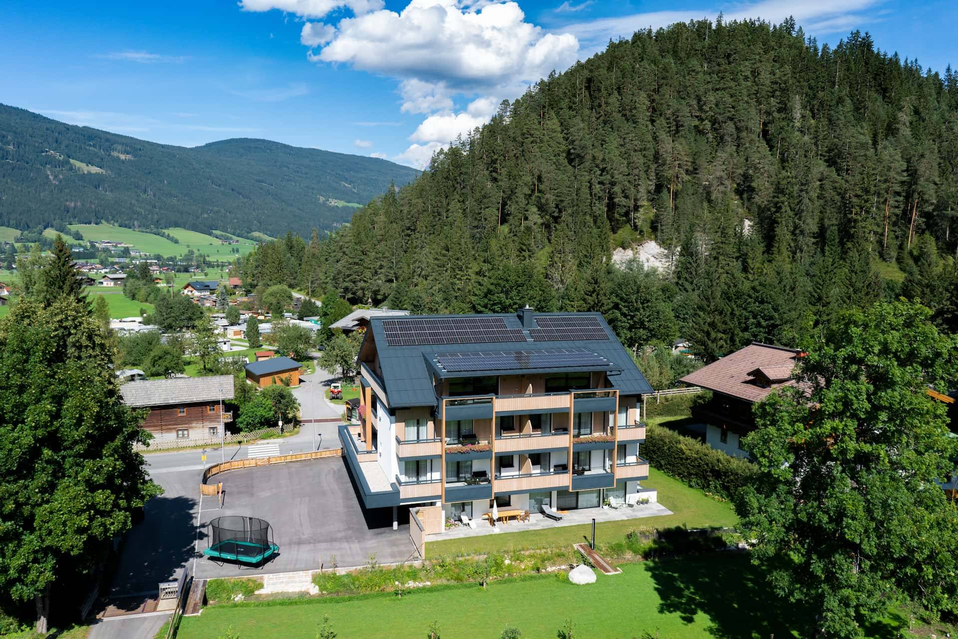 Außenansicht auf die Ski & Bike Appartements Altenmarkt im Pongau mit herrlichen Bergpanorama im Hintergrund