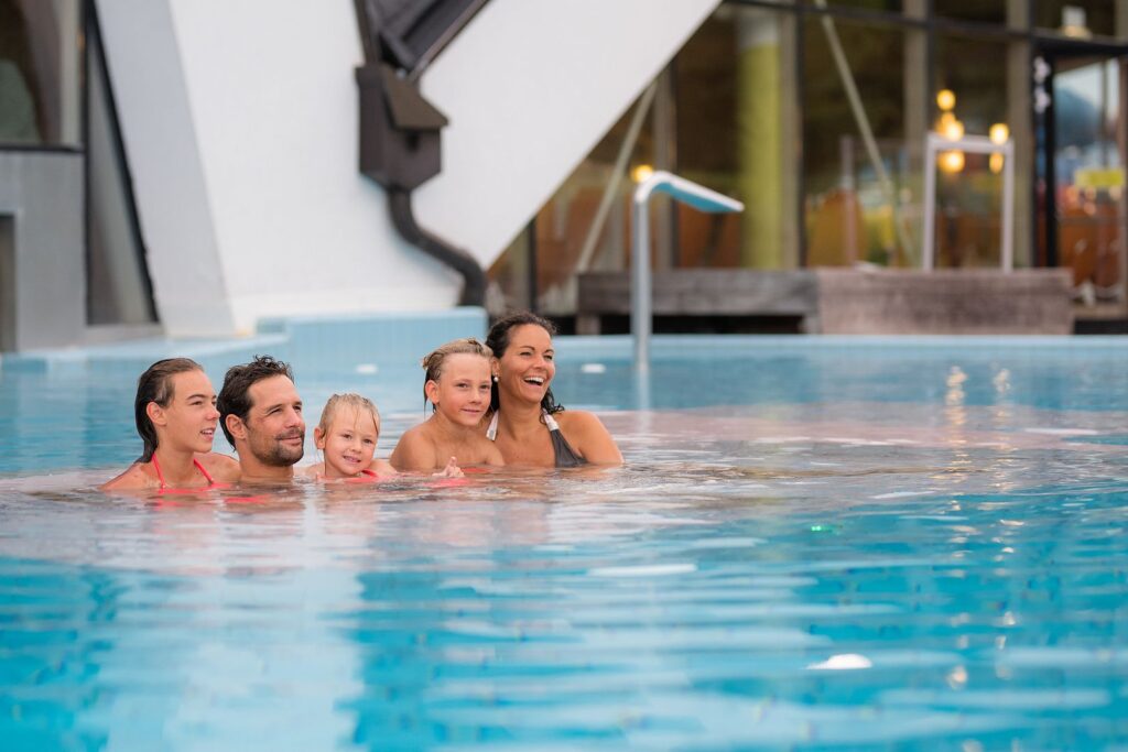 Familie beim Plantschen im Außenbecken der Erlebnis-Therme amadé