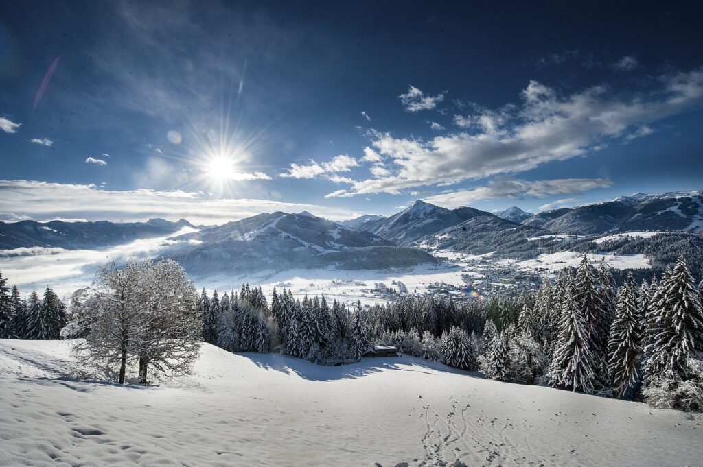 Blick auf die Winterlandschaft beim Winterwandern auf den zahlreichen Winterwanderwegen rund um Altenmarkt-Zauchensee