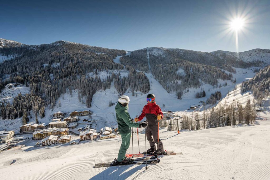 2 Skifahrer bei der Abfahrt im Skigebiet Zauchensee
